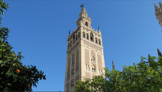 LA GIRALDA DE SEVILLA MUESTRA A LOS CURIOSOS VISITANTES COMO ERA EL COMERCIO DE AOVE EN LA HISPALIS ROMANA