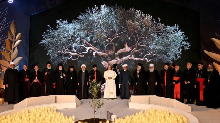 El Papa León XIV planta el olivo de la paz junto a líderes cristianos, musulmanes y judíos en la Plaza de los Mártires en Beirut, Líbano